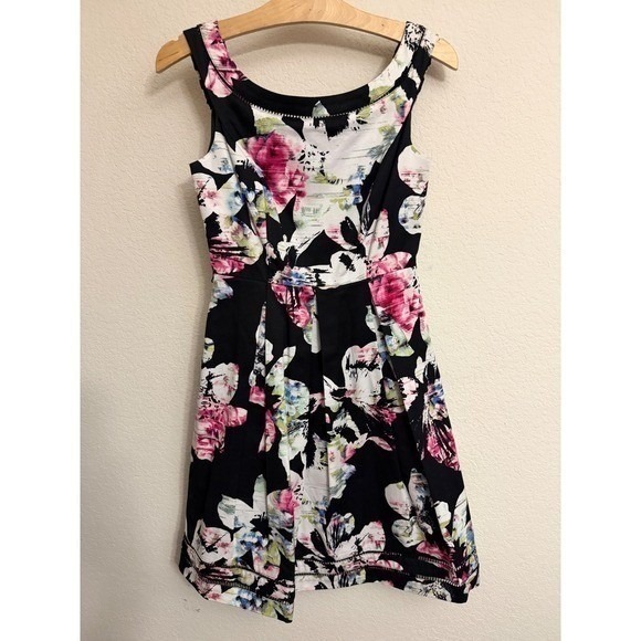 White House Black Market Dresses & Skirts - White House Black Market Floral Fit and Flare Dress Sleeveless Pleated Size 00